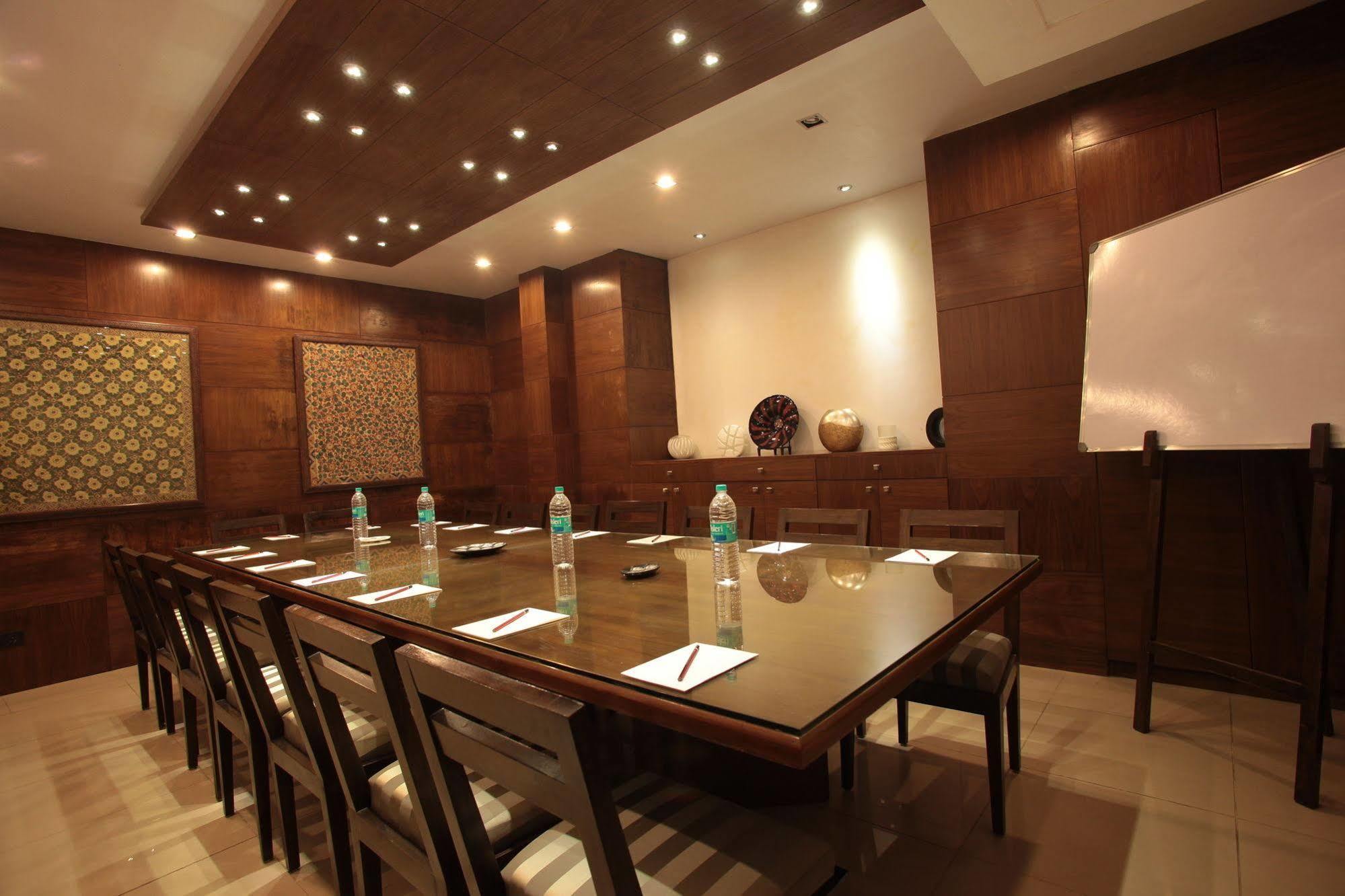 Justa Mg Road Hotel Bangalore Eksteriør billede